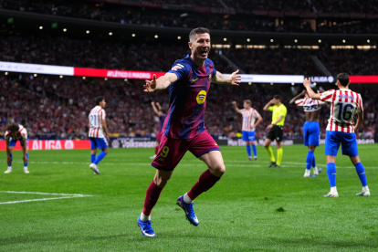 MADRID, SPAIN - APRIL 04: Robert Lewandowski of FC Barcelona celebrates scoring his team's second goal during the LaLiga EA Sports match between Atletico de Madrid and FC Barcelona at Riyadh Air Metropolitano on April 04, 2026 in Madrid, Spain. (Photo by Aitor Alcalde/Getty Images)
