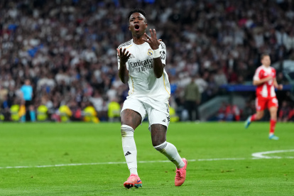 MADRID, SPAIN - APRIL 07: Vinicius Junior of Real Madrid reacts  during the UEFA Champions League 2025/26 Quarter-Final First Leg match between Real Madrid CF and FC Bayern München at Estadio Santiago Bernabeu on April 07, 2026 in Madrid, Spain. (Photo by Angel Martinez/Getty Images)