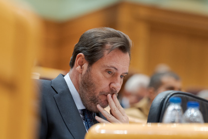 El ministro de Transportes y Movilidad Sostenible, Óscar Puente, durante el pleno extraordinario sobre el caos ferroviario en el Senado.