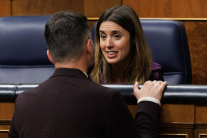 El portavoz de ERC en el Congreso, Gabriel Rufián, conversa con Irene Montero.