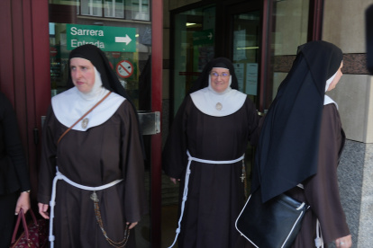 Las exmonjas de Belorado saliendo del Juzgado de Bilbao.