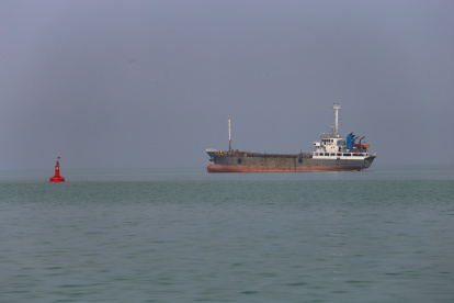 Un buque de carga navega por el Golfo Pérsico, cerca de Bushehr, Irán.