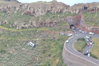 Atienden a varios heridos tras precipitarse una guagua en la GM-2, en San Sebastián de La Gomera