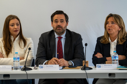 El líder del Partido Popular de Castilla-La Mancha, Paco Núñez, junto a la portavoz del PP en el Congreso, Ester Muñoz, y a la portavoz del PP en el Senado, Alicia García.