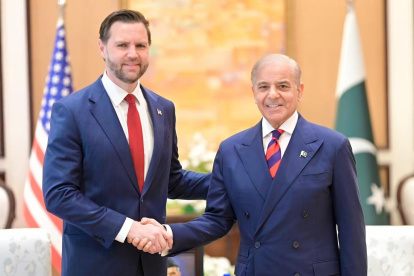 El vicepresidente de EEUU JD Vance con el primer ministro de Pakistán, Shehbaz Sharif