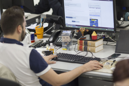 Foto de archivo de una persona trabajando.