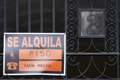 Un cartel de ‘SE ALQUILA’, a 9 de abril de 2026, en Madrid (España). 
Eduardo Parra / Europa Press
09 ABRIL 2026