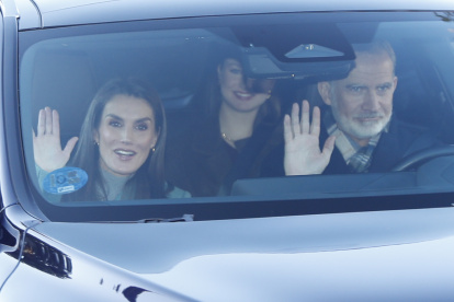 Los Reyes Felipe VI y Letizia, con Leonor, en el coche.