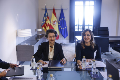 La alcaldesa de València, María José Catalá (d), y la presidenta de la Autoridad Portuaria, Mar Chao (i), durante una reunión, a 17 de diciembre de 2025 (Archivo).