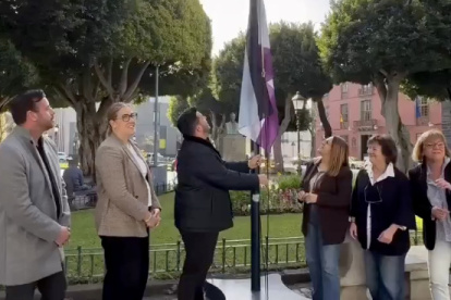 Concejales de La Laguna (Tenerife) izan la bandera asexual