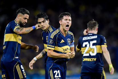 BUENOS AIRES, ARGENTINA - APRIL 14: Ander Herrera of Boca Juniors celebrates with teammates after scoring the team's third goal during a Copa CONMEBOL Libertadores 2026 group D match between Boca Juniors and Barcelona SC at Estadio Alberto J. Armando on April 14, 2026 in Buenos Aires, Argentina. (Photo by Marcelo Endelli/Getty Images)