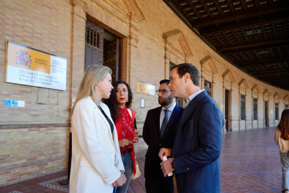 El cabeza de lista de Vox por Sevilla, Javier Cortés, junto a la número dos, Cristina Peláez, en la Torre Norte de la Plaza de España.
