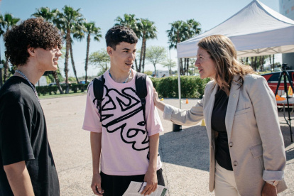 La alcaldesa de Castellón, Begoña Carrasco con dos jóvenes en la feria de Orientación Formativa ‘Swipe a tu Futuro’
