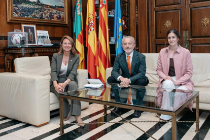 La alcaldesa, Begoña Carrasco, se reúne con el presidente de la Academia de la Gastronomía de la Comunidad Valenciana, Sergio Terol.