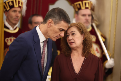 El presidente del Gobierno, Pedro Sánchez, y la presidenta del Congreso, Francina Armengol, durante el acto institucional por el Día de la Constitución.