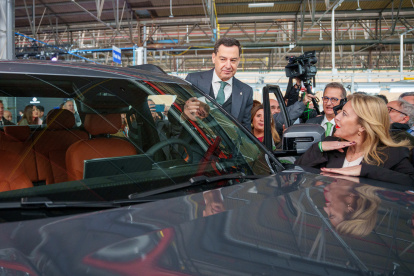 El presidente de la Junta de Andalucía, Juanma Moreno, en la factoría de Santana Factory de Jaén