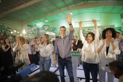 Pedro Sánchez junto a María Jesús Montero en Gibraleón (Huelva)