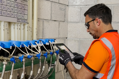 Un operario de digitalización de Veolia en Benidorm.