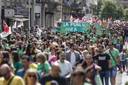 Decenas de personas protestan durante una manifestación convocada por la plataforma en Defensa de la Enseñanza Pública, a 23 de mayo de 2024.