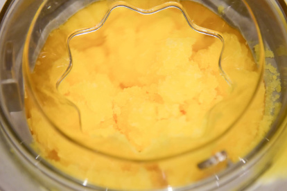 La máquina permite obtener helados y sorbetes caseros con textura suave en pocos minutos
