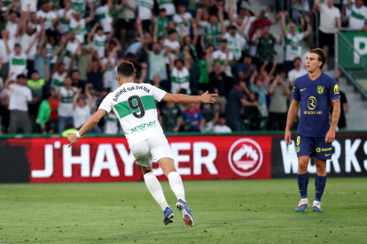 ELCHE, SPAIN - APRIL 22: Andre Silva of Elche CF celebrates scoring his team's third goal during the LaLiga EA Sports match between Elche CF and Atletico de Madrid at Estadio Manuel Martinez Valero on April 22, 2026 in Elche, Spain. (Photo by Clive Brunskill/Getty Images)