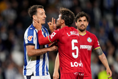 SAN SEBASTIAN, SPAIN - APRIL 22: Mikel Oyarzabal of Real Sociedad and Luis Milla of Getafe CF clash with each other during the LaLiga EA Sports match between Real Sociedad and Getafe CF at Reale Arena on April 22, 2026 in San Sebastian, Spain. (Photo by Juan Manuel Serrano Arce/Getty Images)