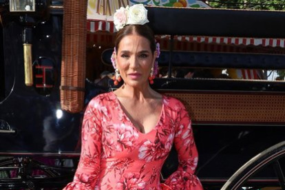 Raquel Bollo se ríe con el nombre que han puesto a la caseta de su prometido en la Feria de Abril.