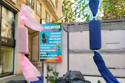 Un puesto de venta de mojitos de las Fallas.