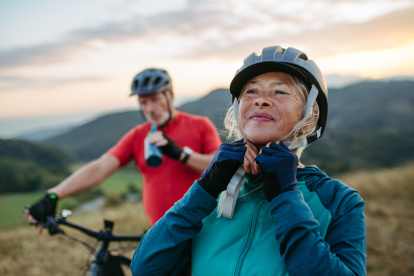 Un pareja de la tercera edad se mantiene activa con ciclismo
