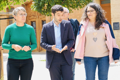Mónica Oltra, junto a Papi Robles y Pablo Bustinduy durante su visita a Orriols.