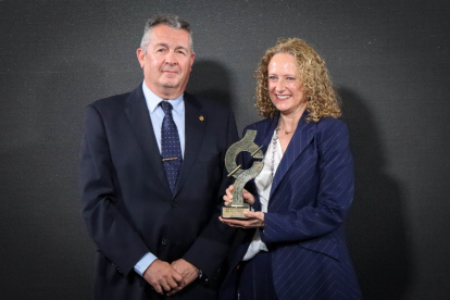 La alcaldesa de Torrent, Amparo Folgado, recibe el premio Sapiens.