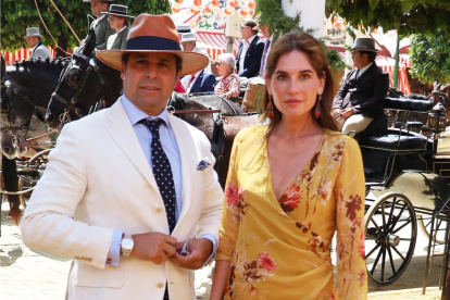 Francisco Rivera y Lourdes Montes en La Feria De Abril.

Horas antes de la corrida de Andrés Roca Rey en La Maestranza, y de que el torero sufriese una grave cornada de 35 centímetros en el muslo por la que tuvo que ser operado de urgencia en la enfermería de la plaza con Cayetana Rivera y su padre, Francisco Rivera, como testigos de excepción de este angustioso momento desde el tendido, el hijo de Carmen Ordóñez y Paquirri atendía a la prensa y, al ser preguntado por la relación de la que se ha convertido en la pareja del momento, hacía unas proféticas declaraciones al pedir tranquilidad para que pudiesen afianzar su historia de amor sin presión mediática teniendo en cuenta la profesión de riesgo del peruno.

EUROPA ESPAÑA SOCIEDAD