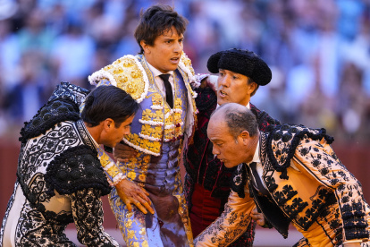 El torero Roca Rey es cogido por el quinto todo de la tarde en la decimotercera del abono taurino. A 23 de abril de 2026 en Sevilla.