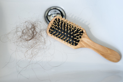 Se estima que alrededor de un 42 % de la población española presenta algún tipo de alopecia o problema capilar a lo largo de su vida, dentro del cual el efluvio telógeno (como el estacional) es una de las formas más habituales.