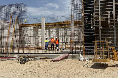 Visita del alcalde de La Nucía, Bernabé Cano, a las obras del nuevo depósito.