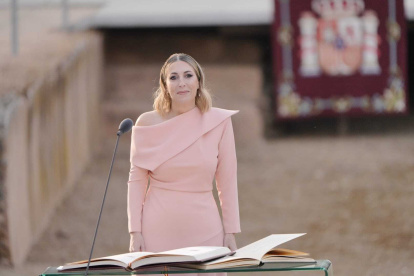 La presidenta de la Junta de Extremadura, María Guardiola, toma posesión de su cargo en el Anfiteatro Romano, en Mérida.