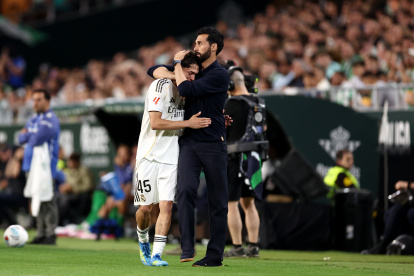 Alvaro Arbeloa abraza a Thiago Pitarch en el partido ante el Betis