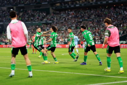 Héctor Bellerín celebra el empate ante el Real Madrid en el tiempo de descuento de La Cartuja, en la jornada 32 de LaLiga EA Sports. (Photo by Fran Santiago/Getty Images)