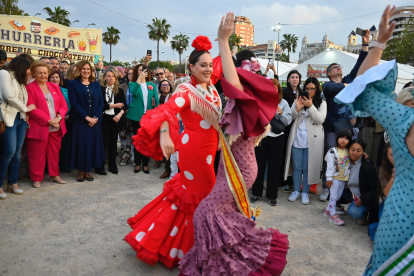 Baile de sevillanas en la inauguración de la Feria Andaluza en el cauce del Turia.