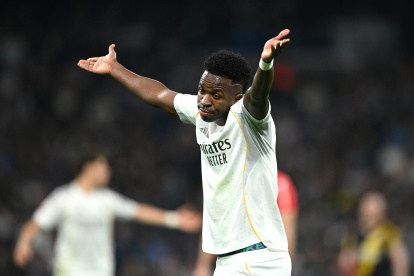 Vinicius Júnior durante un partido del Real Madrid tras una jugada (Photo by Denis Doyle/Getty Images)