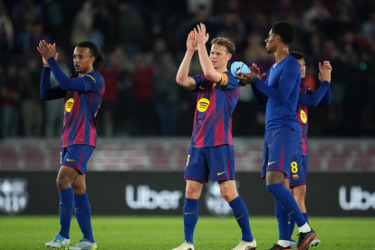 BARCELONA, SPAIN - APRIL 22: Frenkie de Jong of FC Barcelona applauds the fans with teammates after the LaLiga EA Sports match between FC Barcelona and RC Celta de Vigo at Spotify Camp Nou on April 22, 2026 in Barcelona, Spain. (Photo by Alex Caparros/Getty Images)