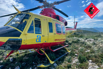 El helicóptero, en el momento del rescate.