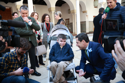 El presidente de la Junta de Andalucía, Juanma Moreno, con Leo García, el joven sevillano de 12 años que padece 'piel de mariposa'.