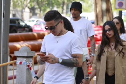 Enzo Fernández junto a sus compañeros de equipo, Marc Cucurella y João Pedro pasean por las calles de la capital, a 27 de abril de 2026, en Madrid (España)

Jose Velasco / Europa Press
FÚTBOL;FUTBOLISTA;CHELSEA
27/4/2026