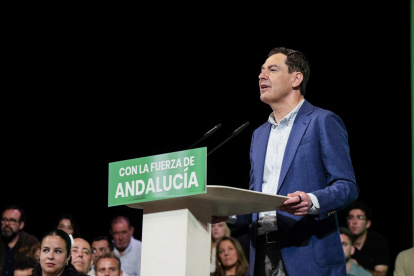 El candidato a la reelección a presidente de la Junta de Andalucía, Juanma Moreno, interviene en un acto de precampaña en el auditorio Maestro Padilla.
