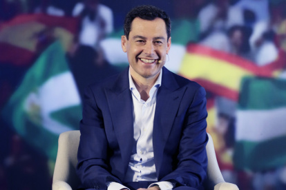 Juanma Moreno participa en la presentación del libro 'El camino del cambio' del periodista Héctor Barbotta (Málaga).