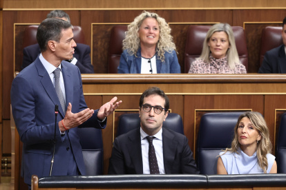 El presidente del Gobierno, Pedro Sánchez, el vicepresidente y ministro de Economía, Carlos Cuerpo, y la vicepresidenta segunda y ministra de Trabajo, Yolanda Díaz, durante una sesión plenaria en el Congreso, a 29 de abril de 2026, en Madrid (España). La sesión de control se centra en la política económica, la gestión de fondos europeos y la situación territorial. Los grupos parlamentarios interpelan al Gobierno sobre la ejecución de inversiones, medidas contra la inflación y transparencia institucional. También se debaten cuestiones de seguridad ciudadana y el estado de los servicios públicos.

Eduardo Parra / Europa Press
29/4/2026