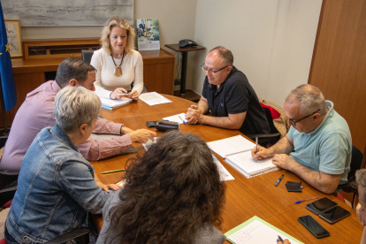 La alcaldesa, Paqui Bartual, el edil de Urbanismo y los técnicos municipales analizaron el proyecto.