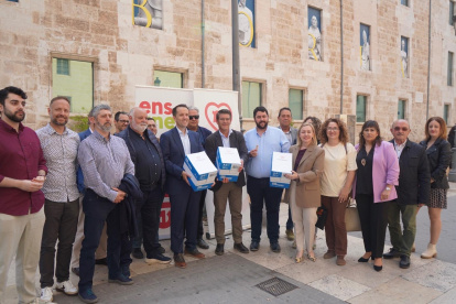 Entrega de firmas de la Unión Municipalista para la rebaja del listón electoral