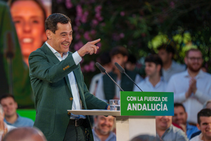 El presidente del PP de Andalucía y candidato a la reelección a la Junta, Juanma Moreno, interviene en el inicio de campaña en Sevilla.